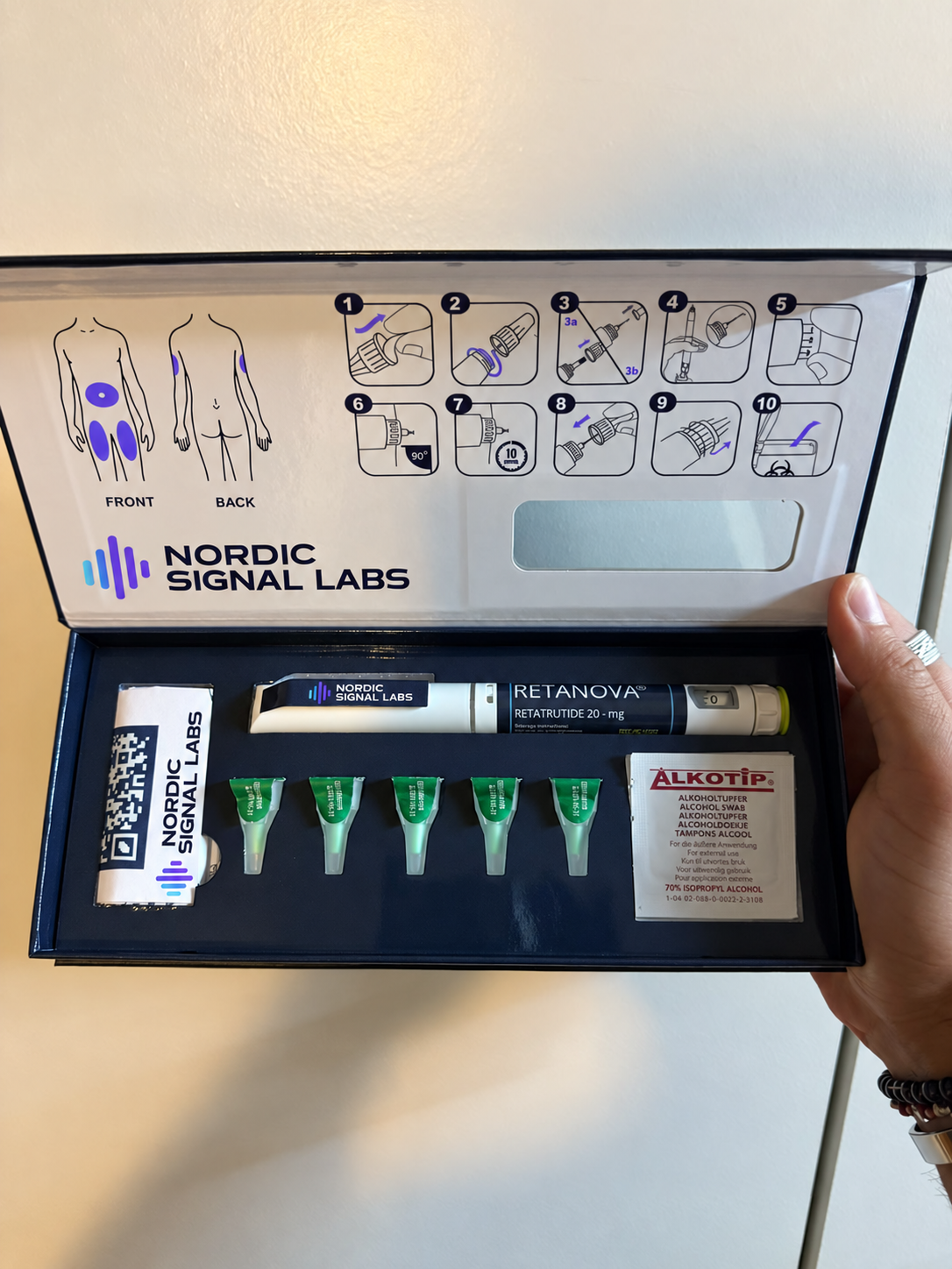 Retatrutide 20 mg – Nordic Signal Labs – förpackning som hålls i handen, retuscherad produktbild
